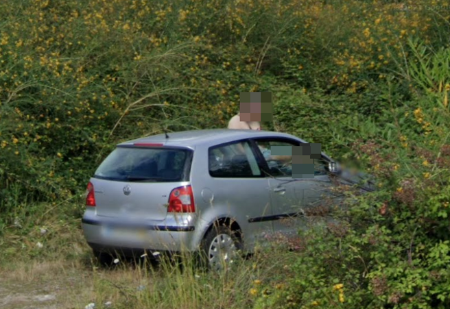 葡萄牙Ponte de Lima小镇内的乡间小径，竟被Google拍下男女躺引擎盖半裸野战，激情座标曝光。（截自Google街景图）