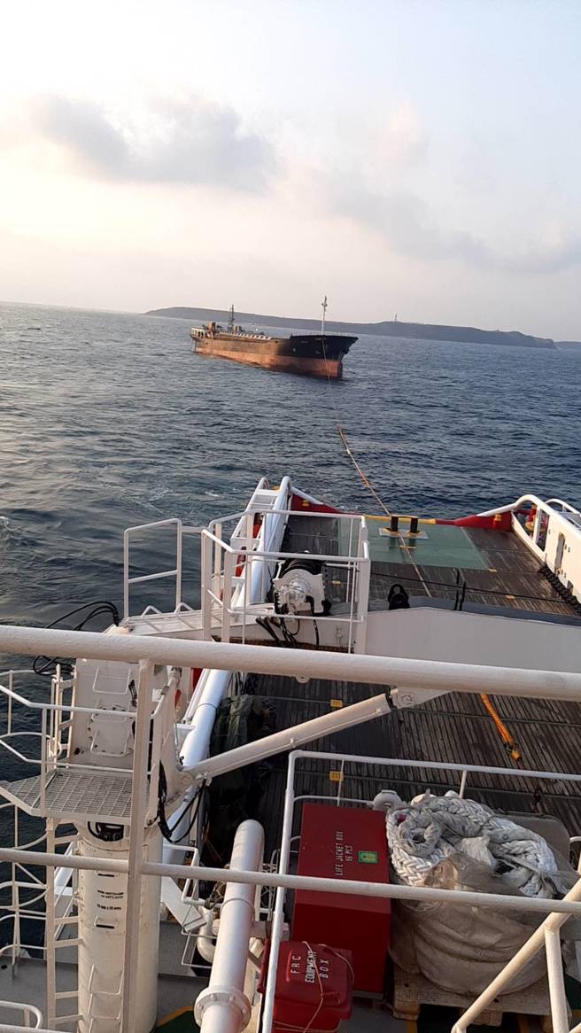 狮子山籍货轮澎湖海域漂流， 6名韩籍船员失踪，海巡寻获2遗体。(海巡署提供)