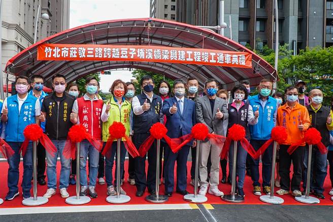 县长杨文科（中）及地方民代为竹北市「庄敬三桥」热闹举行通车典礼。（罗浚滨摄）
