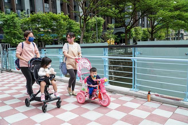 竹北市「庄敬三桥」通车，2名妇女推着娃娃车走桥上人行道，往返胜利七街和八街不用再遶行。（罗浚滨摄）
