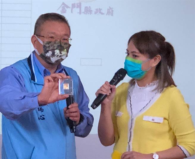 每人各得市價逾2萬元，以金門觀光小天使水獺「阿特」和東奧金牌「麟洋配」為主題，純度99.9％的金牌1面。（李金生攝）