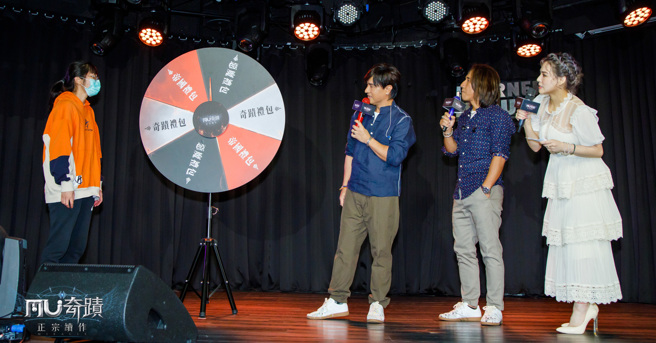 《奇蹟MU:正宗續作》遊戲隨堂考答對玩家上台與動力火車、主持人熊熊轉盤互動