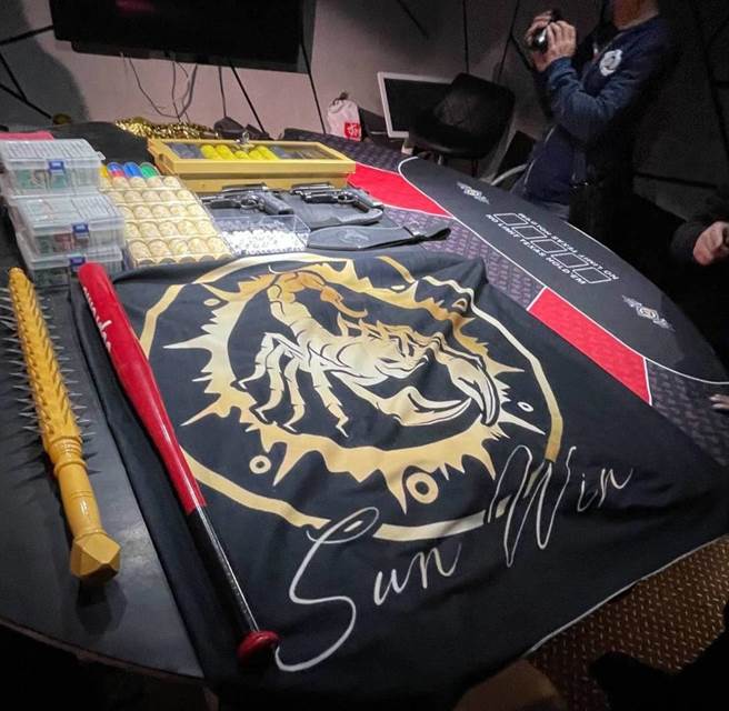 警方查扣象徵台北分会的「天蝎旗」。（警方提供）