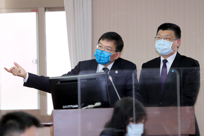 交通部長王國材（左）、台鐵局長杜微（右）。（黃世麒攝）