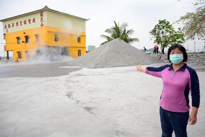 皇源圣殿堂主张宝惠指着清理大半年才弄好的「金字塔」，如今泥火山喷发又要重来一次。（林和生摄）