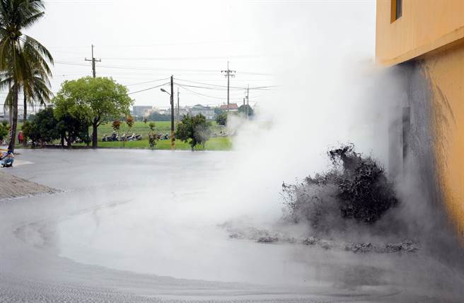 时隔半年，万丹泥火山再度喷发，喷发口紧邻皇源圣殿。（林和生摄）