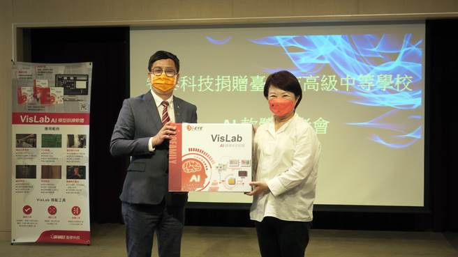台中市長盧秀燕出席智泰科技捐贈VisLab-AI模型訓練軟體活動，針對連假後出現學生確診，校園疫情拉警報，不忘叮嚀在場校校長要請教職員團隊提高警覺。（謝瓊雲攝）