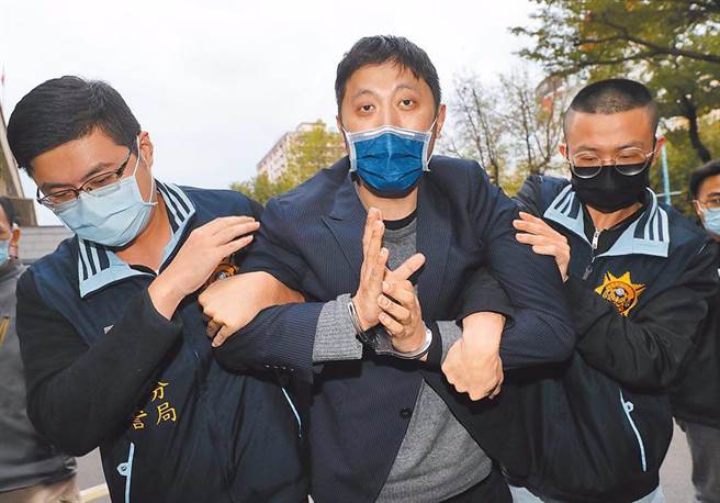 对民进党立委高嘉瑜施暴的林秉枢（中）。（本报资料照片）