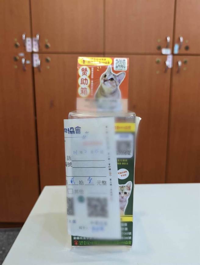 王男涉嫌偷取的捐款箱。（警方提供）