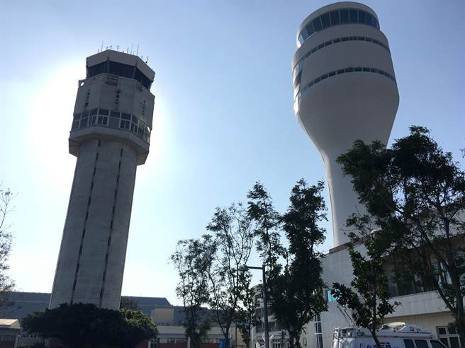 桃園國際機場新塔台（右）啟用2年運作順暢，舊塔台（左）功成身退，今年將拆除。（陳祐誠攝）