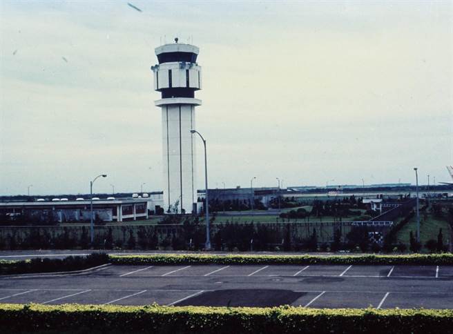 桃園國際機場舊塔台8樓為桃園航空氣象台，建造之初採鏤空設計，後來加裝玻璃才成為現在外界熟悉的模樣。（民航局提供／陳祐誠傳真）