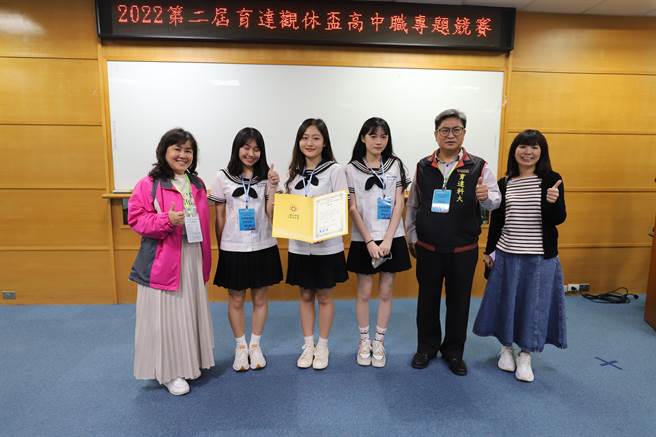 「2022第2届育达观休杯高中职专题竞赛」决赛，日前在育达科大举行，苗栗高商以「丫箱宝行销策略与服务品质满意度」获得商业管理组第1名。（育达科大提供／谢明俊苗栗传真）