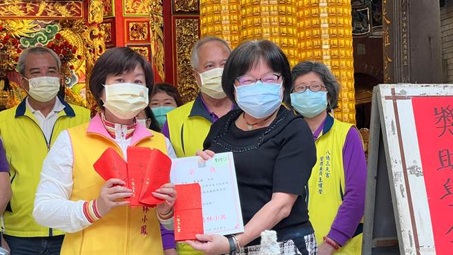 桃园市八德三元宫8日举行清寒奖助学金捐赠仪式，由主委吕林小凤（图左）颁给各校校长。（陈梦茹摄）