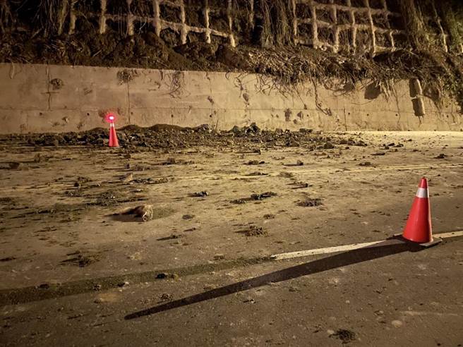 大湖鄉台3線140公里處北上車道，6日深夜發生落石坍方。（大湖警分局提供／謝明俊苗栗傳真）
