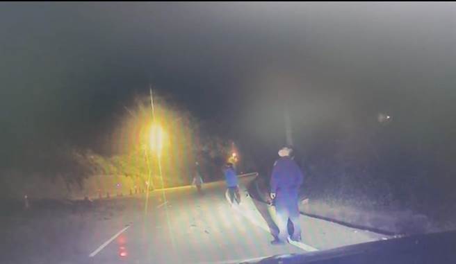 大湖鄉台3線140公里處北上車道，6日深夜發生落石坍方，栗林所員警到場處置。（大湖警分局提供／謝明俊苗栗傳真）