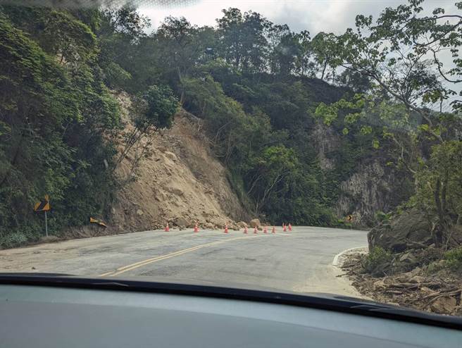 大湖鄉台3線140公里處北上車道，6日深夜發生落石坍方，由公路總局苗栗工務段派員搶通。（大湖警分局提供／謝明俊苗栗傳真）