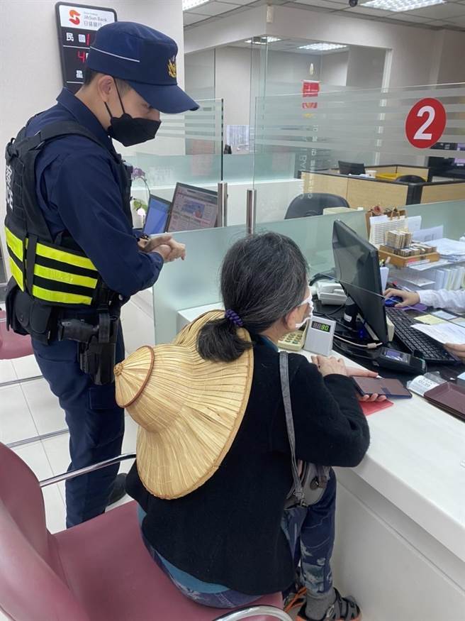 头份警分局头份所员警及时阻止妇人匯款受骗。（头份警分局提供／谢明俊苗栗传真）