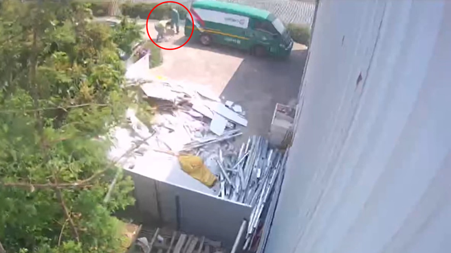 有名網友表示公司的小狗被郵務車壓到，郵差僅回應小狗自行跑來撞車。（翻攝自爆料公社二社）