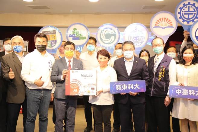 智泰科技赠送1182套AI模型训练软体给台中市31所高中职，台中市长卢秀燕(中)代表受赠。（谢琼云摄）