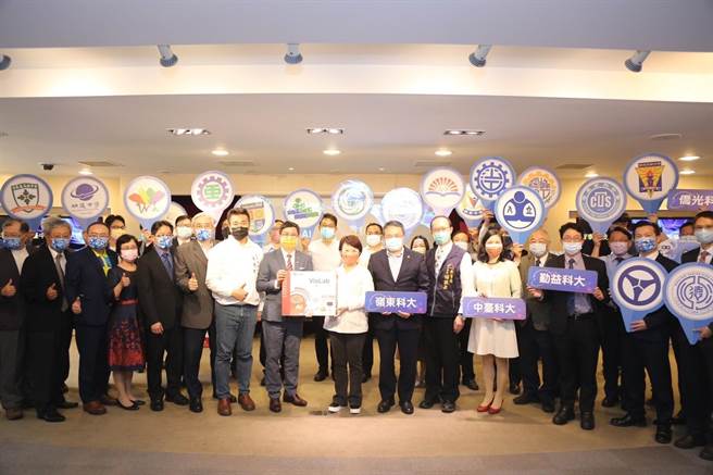 智泰科技赠送1182套AI模型训练软体给台中市31所高中职，台中市长卢秀燕(中右)代表受赠。（谢琼云摄）