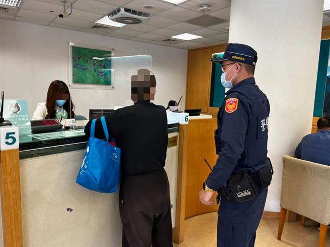 后龙分驻所员警陪同老翁赴银行存回现款。（竹南警分局提供／谢明俊苗栗传真）