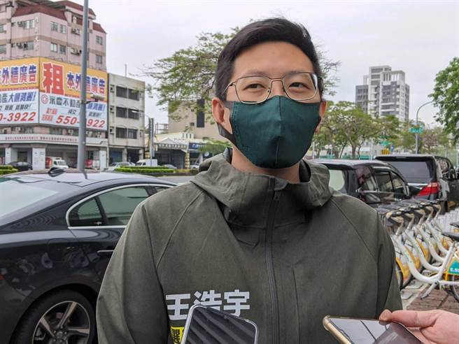 王浩宇宣布退出民進黨高巿議員初選。圖為他日前到民進黨高市黨部登記初選。(曹明正攝)