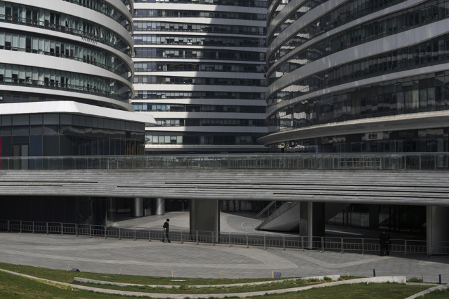 上海進行嚴格的疫情封控「全域靜態管理」，市面上所有經濟與社會活動完全停頓，對經濟成長影響極大。（圖／美聯社）