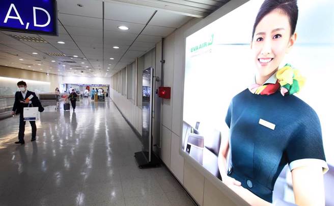 在桃园机场入境管制区内，刚下机的旅客准备通关入境。（范扬光摄）
