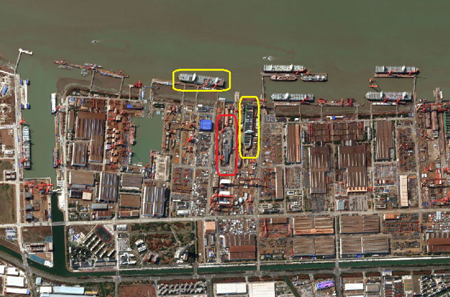 美智庫CSIS引用Maxar衛星圖片顯示，2艘台灣長榮公司正在建造的船舶（黃圈）就停在江南造船廠內正在建造的航空母艦（紅圈）旁邊。（圖／CSIS）