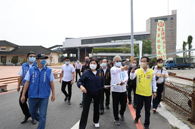 台鐵斥資近2億元新建的斗南車站跨站式站房前年啟用，交通動線卻不良，雲林縣長張麗善（左六）8日現勘改善。（周麗蘭攝）