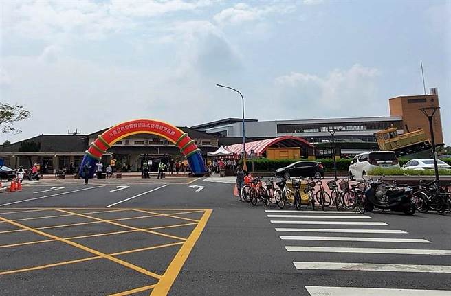 新建斗南車站跨站式站房（左側）2020年啟用，外觀不明顯，交通動線也不良。（本報資料照片）