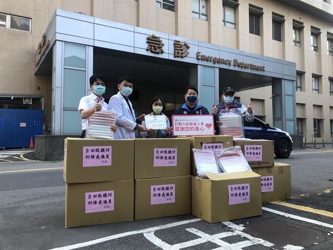 新北市議員邱烽堯及安平里長林芳飾幫忙媒介捐贈防護面罩給防疫人員。（邱烽堯提供）