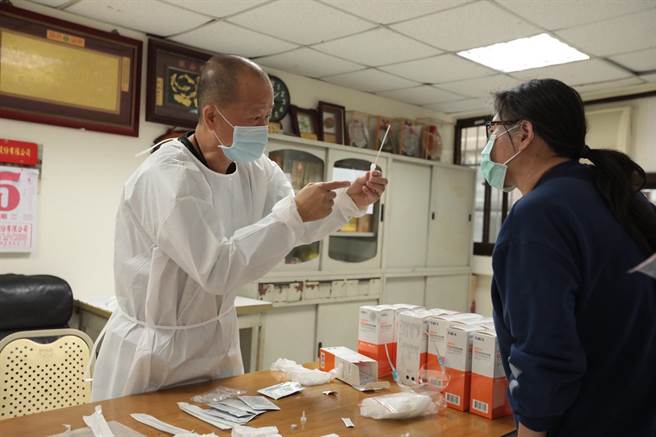 基隆爱心筛检中正区8日发放完毕，现场工作人员教导如何使用快筛试剂。（基隆市政府提供／陈敬哲基隆传真）
