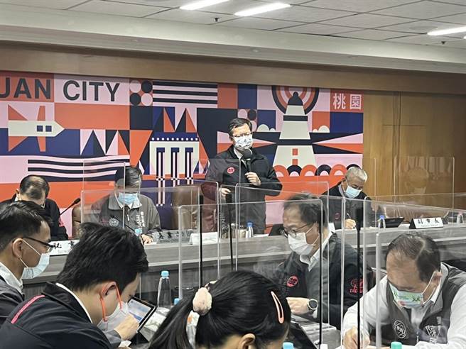 郑文灿8日主持防疫会议时提及，市府也会持续透过学校家庭联络簿方式，鼓励家长尽速接种疫苗。（陈梦茹摄）