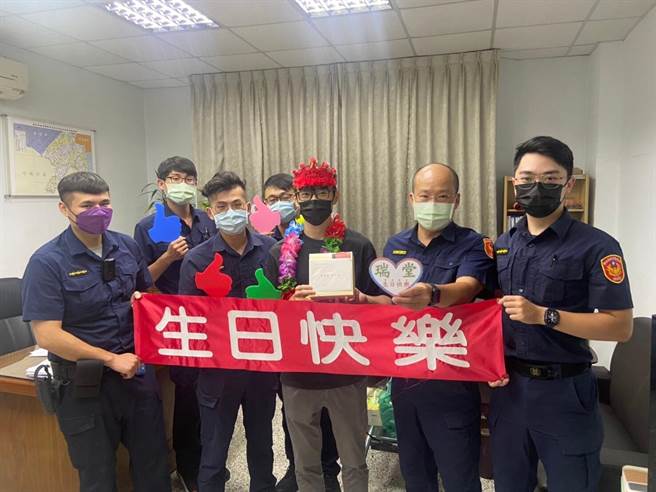 新北市永和警分局所有员警、行政人员、工友及聘雇人员，在生日前夕均可以收到分局长所赠送的生日蛋糕及卡片。（永和警分局提供）