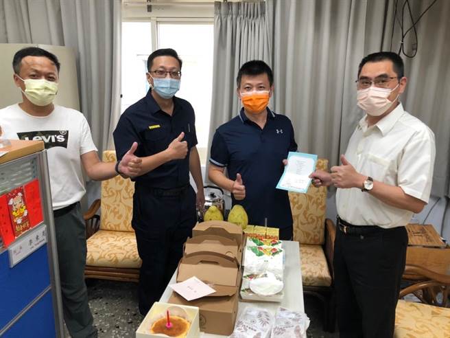 新北市永和警分局所有员警、行政人员、工友及聘雇人员，在生日前夕均可以收到分局长所赠送的生日蛋糕及卡片。（永和警分局提供）