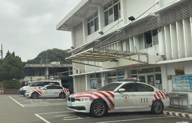 国道第一大队汐止分队的邱姓警员，7日晚与友人餐叙后，酒驾行经新北市汐止区忠孝东路时，遇到汐止分局同事临检，邱心虚企图逃逸，执勤员警拦阻时被他擦撞受伤，邱最后仍被围捕，被依公共危险、妨害公务及伤害案法办。（翻摄自脸书汐止分队脸书粉丝团）