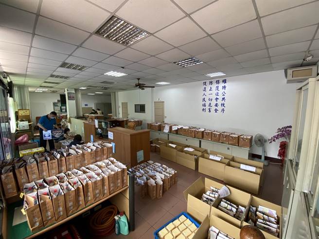 大甲警分局備妥「大甲藺草袋」，準備發放給執行大甲媽祖勤務員警及協勤民力，除讓同仁可方便攜帶基本的執勤裝備及物品，還裝有麵包，讓基層員警「足感心」。(警方提供)