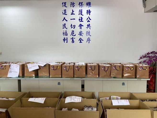 大甲警分局備妥「大甲藺草袋」，準備發放給執行大甲媽祖勤務員警及協勤民力，除讓同仁可方便攜帶基本的執勤裝備及物品，還裝有麵包，讓基層員警「足感心」。(警方提供)