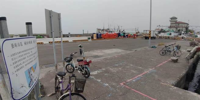 屏東琉球鄉民往生後欲火化，遺體都運至新園鄉鹽埔漁港臨時貨運碼頭上岸，但今年因換業者承包身後事，改運至補給碼頭，不料引發漁民不滿。（謝佳潾攝）