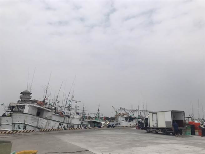 屏東琉球鄉民往生後欲火化，遺體都運至新園鄉鹽埔漁港臨時貨運碼頭上岸，但今年因換業者承包身後事，改運至補給碼頭，不料引發漁民不滿。（謝佳潾攝）