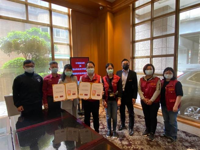 新北市中和区公所分与在地企业「珑山林台北中和饭店」签署企业防灾合作备忘录(MOU)。（中和区公所提供）