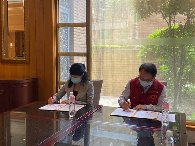 新北市中和区公所分与在地企业「珑山林台北中和饭店」签署企业防灾合作备忘录(MOU)。（中和区公所提供）