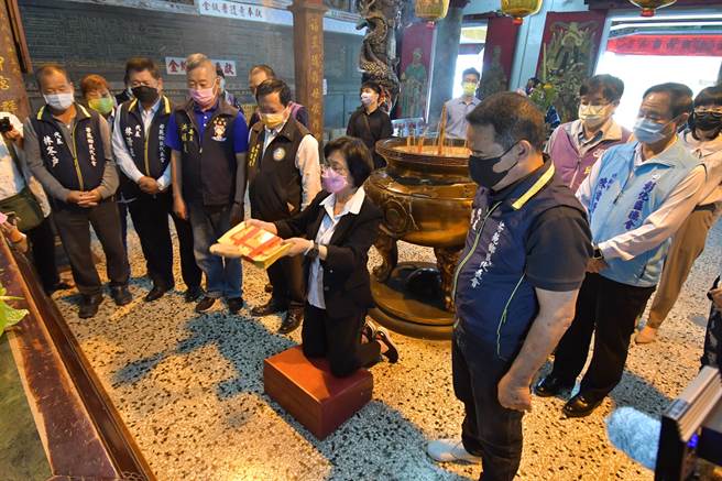彰化县长王惠美 8日在王功福海宫办理掷筊祈福仪式，请示妈祖 ，连得5圣茭，择定王功渔火节订于8月27日、28日登场。（吴敏菁摄）