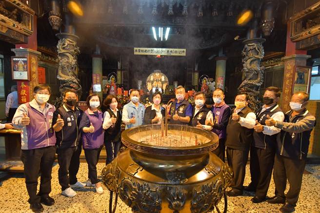 彰化县长王惠美 8日在王功福海宫办理掷筊祈福仪式，请示妈祖 ，连得5圣茭，择定王功渔火节订于8月27日、28日登场。（吴敏菁摄）