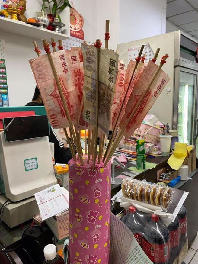 「百元真钞令箭」插满一整桶，网友一看见全歪楼「太太给先生的零用钱」。（翻摄自脸书爆料公社）