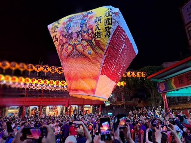 新北市平溪區十分寮成安宮「天燈媽」，今晚特到鎮瀾宮廟埕放天燈；8000祈福條隨天燈冉冉升空，祈求國泰民安、風調雨順！（陳世宗攝）