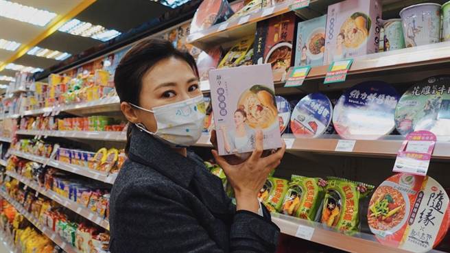 連靜雯突襲賣場，查看品牌通路。(翻攝)