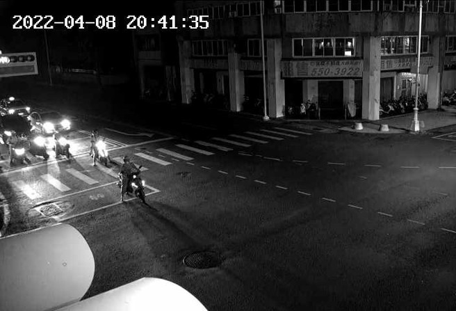 饋線跳脫，高雄三民區6768戶停電。(圖/翻攝自即時影像監視器)