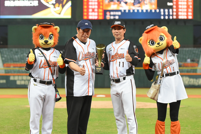 統一獅總教練林岳平（右二）與高雄長庚張仁平醫師。（統一獅提供）